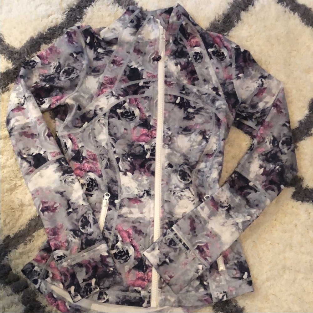 Lululemon size 6 long sleeves zip up jacket